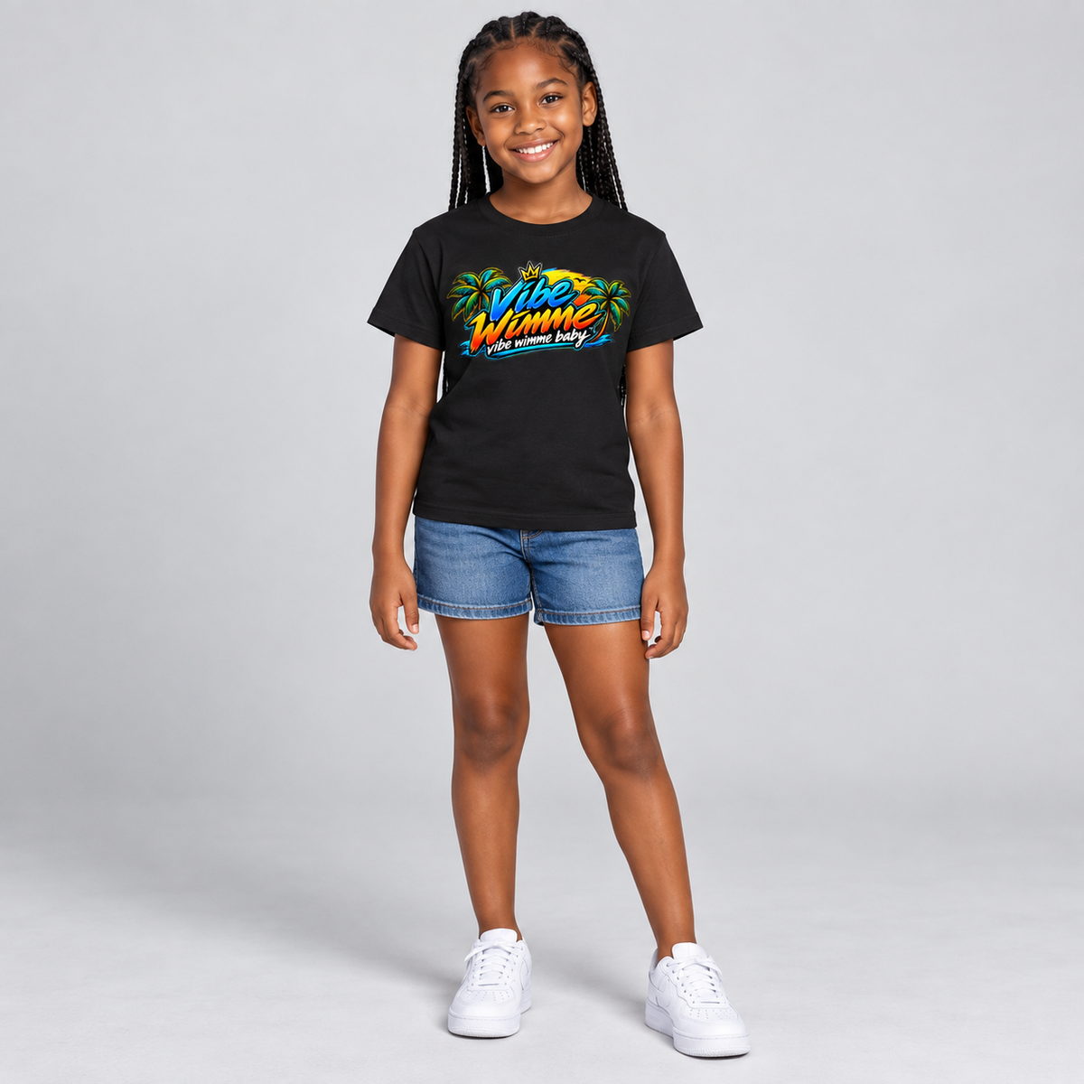 Model wearing Goombay Vibe Wimme Kids' T-shirt